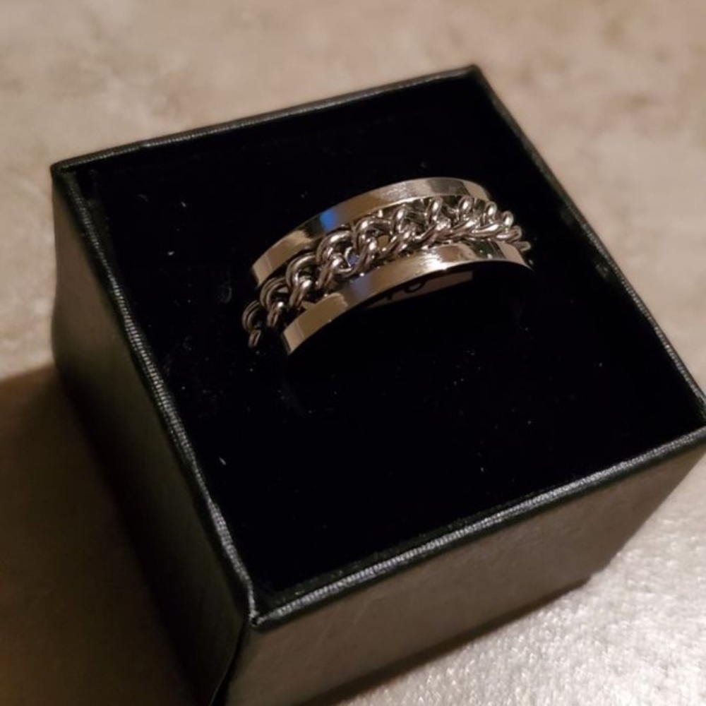 Men’s wedding band size 10